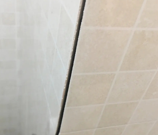 万年瓷砖空鼓维修公司分享阳台瓷砖脱落的修复过程可以分为以下几个步骤