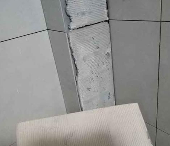 万年瓷砖空鼓维修公司分享下厨房瓷砖脱落的补救措施。